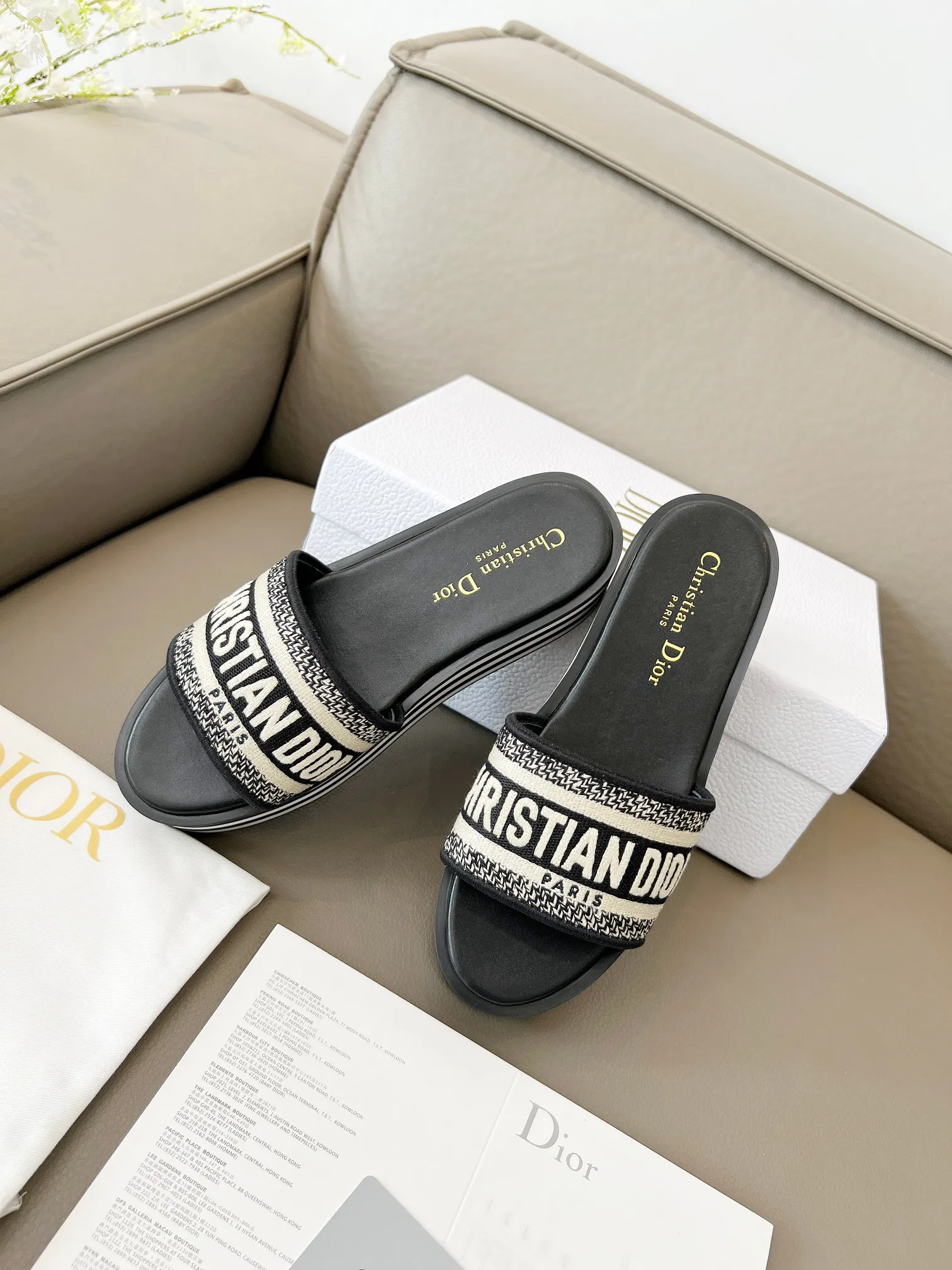 👟👟Ex-factory price 480👟👟 Dior's new spring and summer IVIETA DWAY jelly-colored flat-soled one-slip women's shoes with CD letter logo three-dimensional embroidery thick-soled round toe open-toe slippers. The original version is developed to be the top version on the market. It feels soft and delicate on the feet and is extremely comfortable. Material: Upper imported raffia electric embroidery high-temperature water-soluble cotton technical fabric + water-dyed cowhide foot pad lining + original consistent combination outsole Outsole: original outsole Size: 35-42 (40.41.42 custom-made, non-refundable and non-exchangeable)